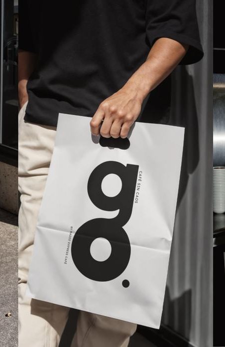 Cliente saliendo con su pedido en bolsa de GO